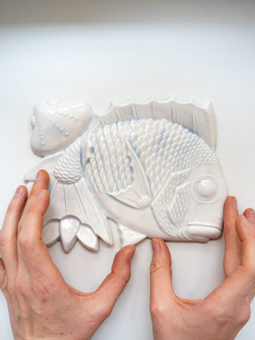 ryba na ścianę TAI z muszlą i liśćmi bambusa, lodowy błękit