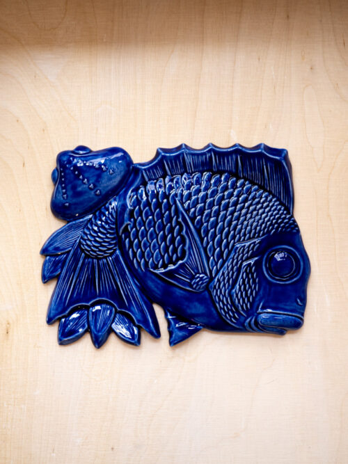 ryba na ścianę TAI z muszlą i liśćmi bambusa, kobalt