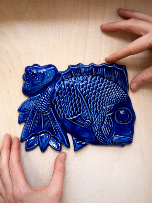 ryba na ścianę TAI z muszlą i liśćmi bambusa, kobalt