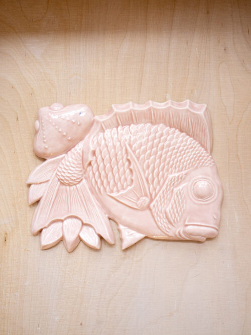 ryba na ścianę TAI z muszlą i liśćmi bambusa, różowa