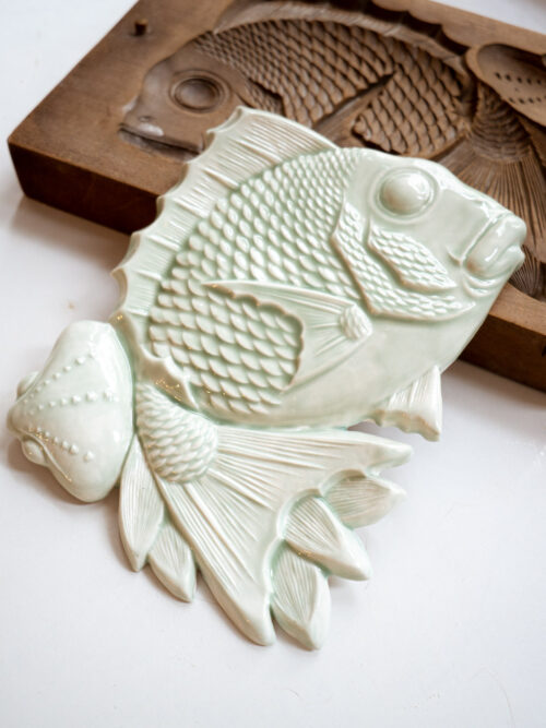 ryba na ścianę TAI z muszlą i liśćmi bambusa, celadonowa zieleń