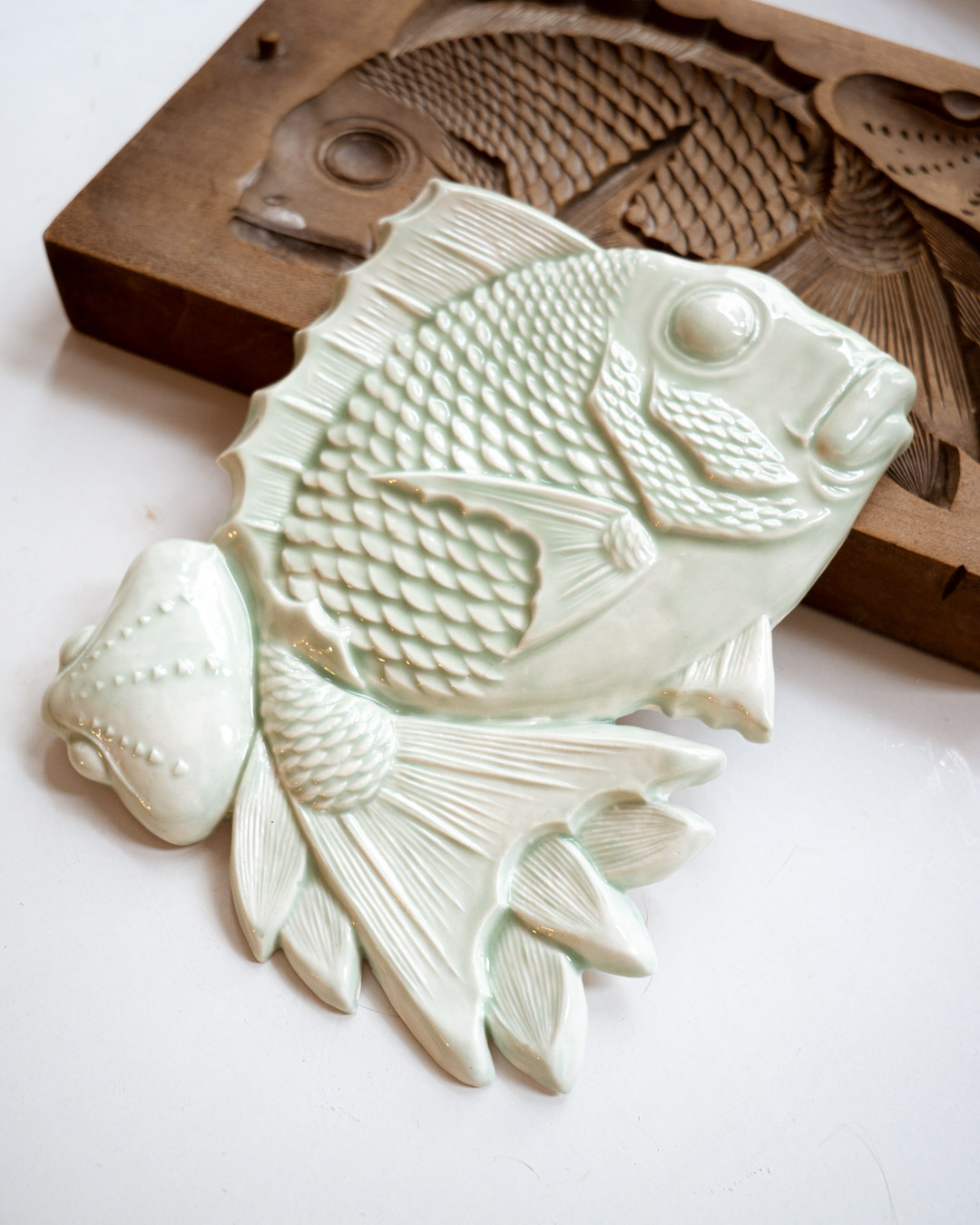 ryba na ścianę TAI z muszlą i liśćmi bambusa, celadonowa zieleń - PREORDER