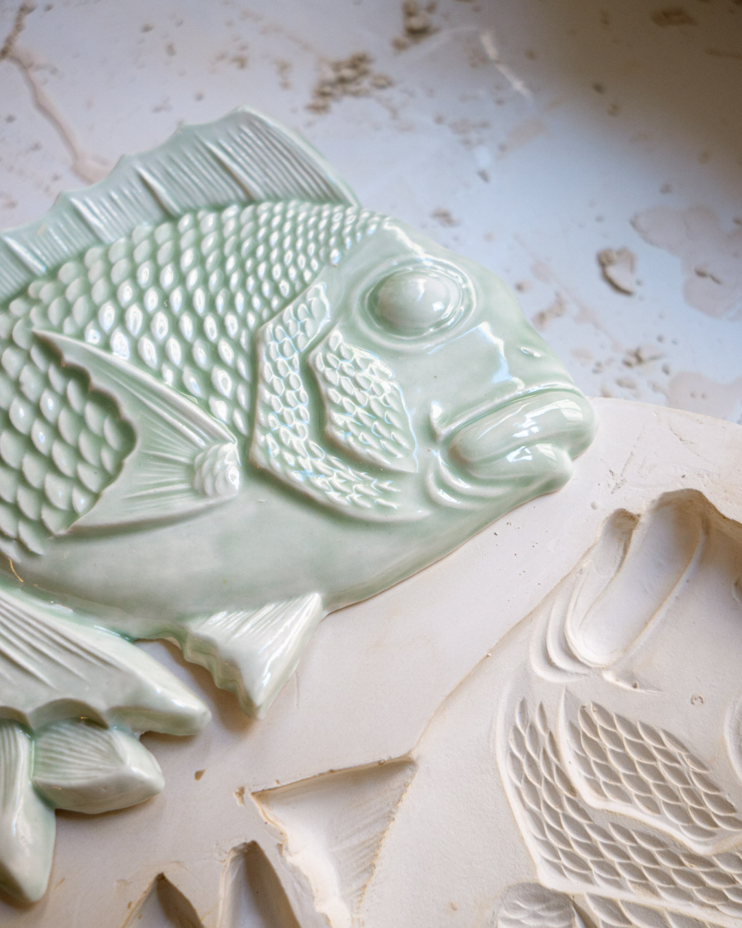 ryba na ścianę TAI z muszlą i liśćmi bambusa, celadonowa zieleń - PREORDER - obrazek 3