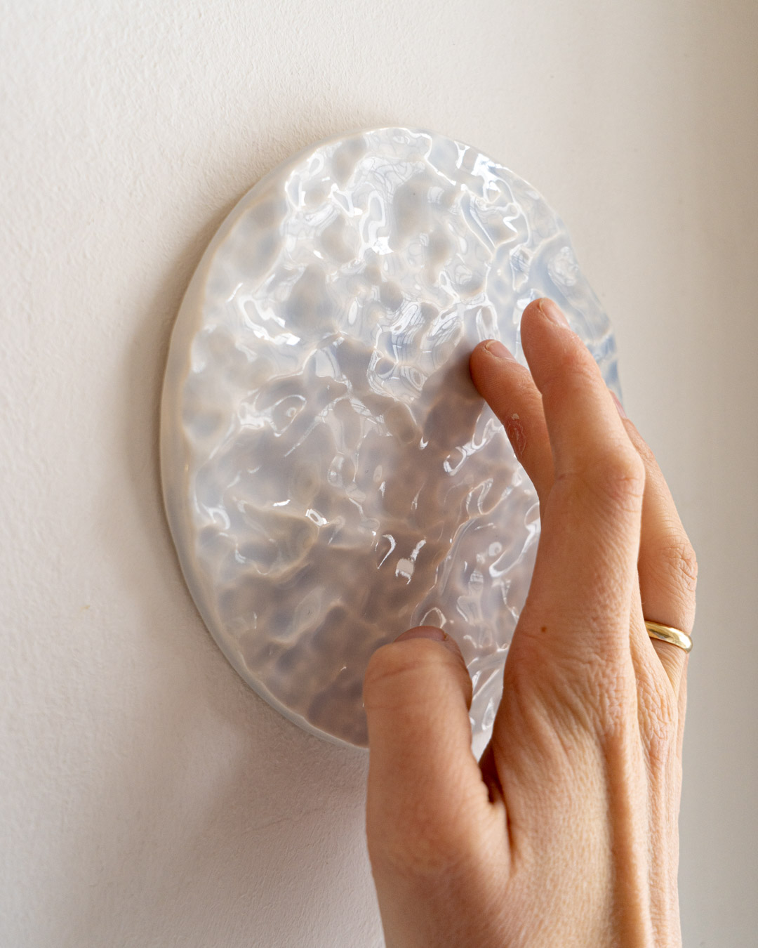 płaskorzeźba na ścianę TAFLA WODY, lodowy błękit