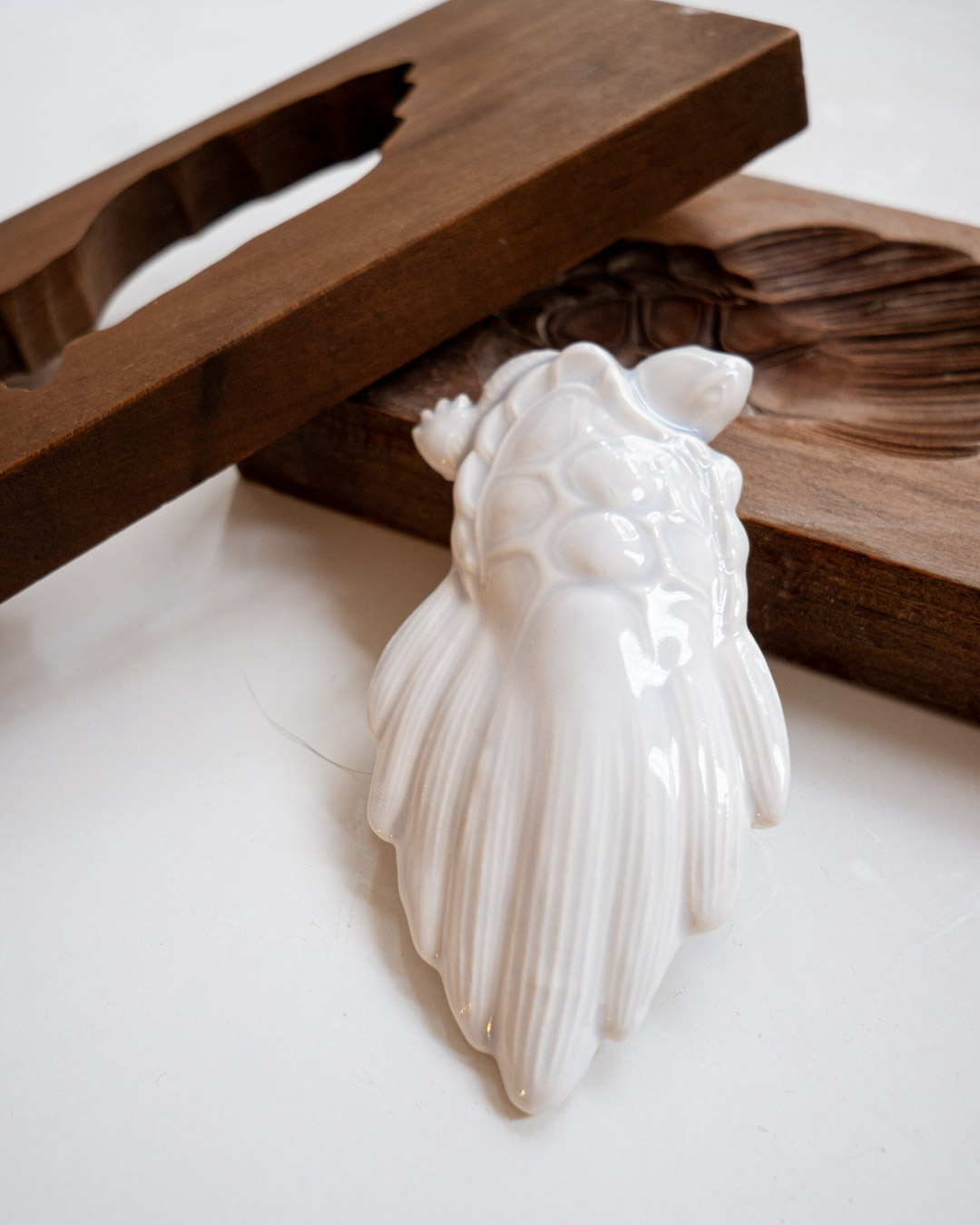 porcelain wall sculpture Turtle MINOGAME, cobalt blue (Kopia) - obrazek 2